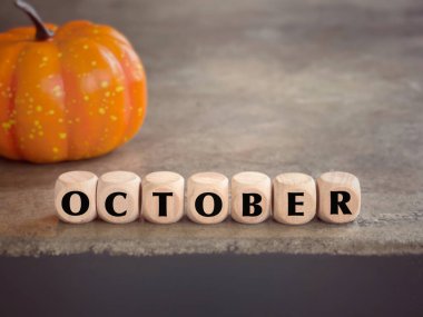 Ay ve kutlama konsepti. Tahta bloklara eklem tahtası yazılmış. Bulanık stil arkaplanlı.