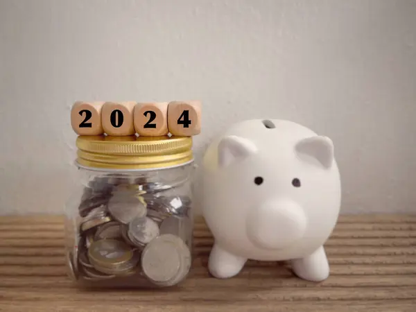 Yeni yıl finansal planı konsepti. 2024 ahşap bloklara yazılmış. Bulanık stil arkaplanlı.