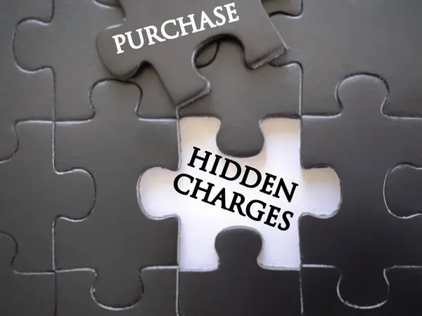 Satın alma hizmetleri ya da mal sorunları. Finansal yönetim kavramı. Yapboz setine gizlenmiş şarj ve PURCHASE. Bulanık eski stil arkaplanlı.