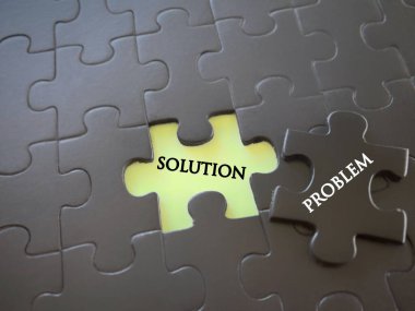 Motive edici ve ilham verici bir ifade. Problem çözme konsepti. Yapboz parçaları üzerine yazılan problem ve solüsyon. Bulanık stil arkaplanlı.