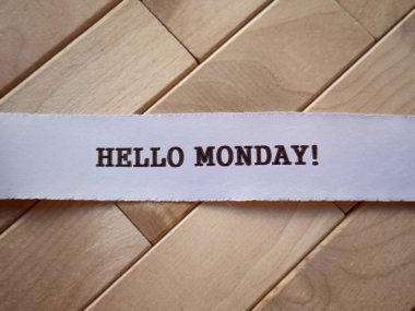 Motive edici ve ilham verici bir ifade. Pazartesi blues konsepti. Pazartesi yırtık bir kağıda yazılmış. Bulanık stil arkaplanlı.