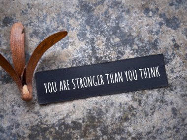 Motive edici ve ilham verici bir ifade. Kağıtta yazdığını sandığından daha da sertsin. Bulanık stil arkaplanlı.