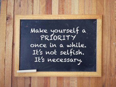 Motive edici ve ilham verici bir ifade. Arada bir kendine bir öncelik tanı. Bencilce değil. Gerekli olduğu tahtaya yazıldı. Bulanık stil arkaplanlı.