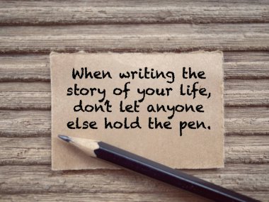 Motive edici ve ilham verici bir ifade. Hayatınızın Hikayesi 'ni yazarken, başka kimsenin tahtaya yazılmış kalemi tutmasına izin vermeyin. Bulanık stil arkaplanlı.