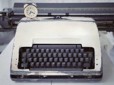 Teknoloji ve iletişim konsepti. Bulanık vintage stil arkaplana sahip eski bir daktilonun ön görünümü.