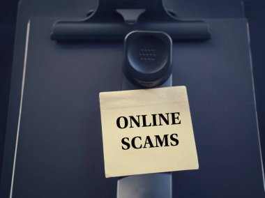 Çevrimiçi suç sorunları kavramı. Bir kağıda yazılmış ONLINE SCAMS. Bulanık stil arkaplanı.