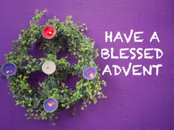 Advent ve Noel mevsimi Hristiyanlık konsepti. Mor arkaplanda kutsanmış bir şey olsun. Bulanık stil arkaplanı.