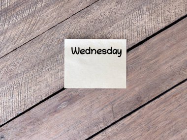 Gün, zaman ve takvim kavramı. SAVAŞ Yapıştırıcı kağıda yazılmış. Bulanık biçimlendirilmiş arkaplanda.