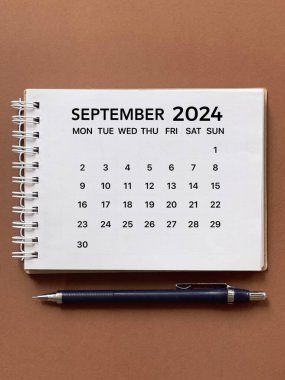 Ay, zaman ve takvim kavramı. Eylül 2024 takvimi için takvim. Bulanık biçimlendirilmiş arkaplanda.