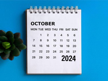 Ay, zaman ve takvim kavramı. Ekim 2024 'ün takvimi. Bulanık biçimlendirilmiş arkaplanda.