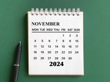 Ay, zaman ve takvim kavramı. Kasım 2024 takvimi için takvim. Bulanık biçimlendirilmiş arkaplanda.