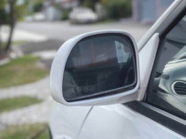 Otomobil ve aksesuar konsepti. Bulanık arkaplanda beyaz renkli bir yan ayna..