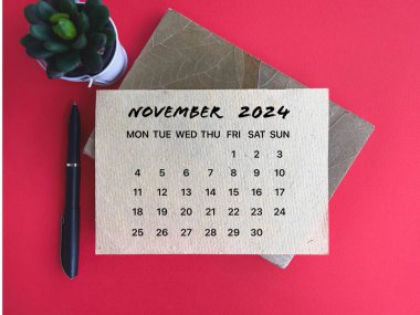 Ay, zaman ve takvim kavramı. Kasım 2024 takvimi için takvim. Bulanık biçimlendirilmiş arkaplanda.
