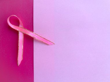 Sağlık ve göğüs kanseri farkındalığı ayı konsepti. Pembe arka planda pembe kurdele.