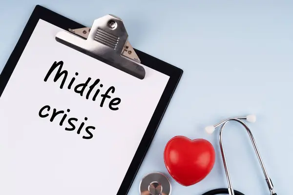 Mavi arkaplanda MIDLIFE CRISIS yazılı stetoskop, kalp ve pano