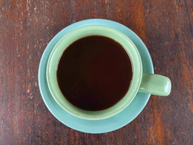 Ahşap masa arka plan üzerinde kahve fincanı. Kopya alanı ile Üstten Görünüm.