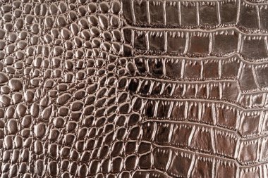 Metalik altın rengi timsah derisine yakın.