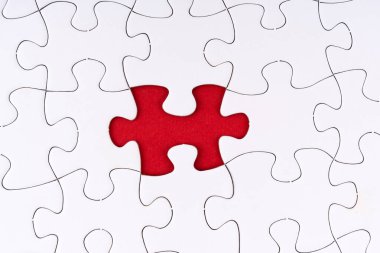 Beyaz yapboz setini kapatın ve bir parçası eksik.