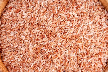 Kahverengi pirincin tamamını ahşap masanın üzerinde bir kasede..