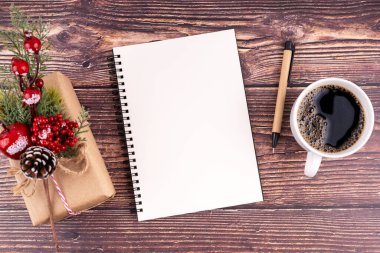 Ahşap arkaplanda kopya alanı için Noel süslemeleri ve boş defter.