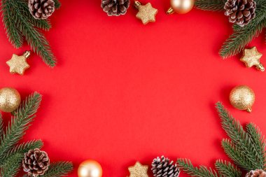 Kırmızı arkaplanda kopya alanı için Noel süslemeleri ve boş alan