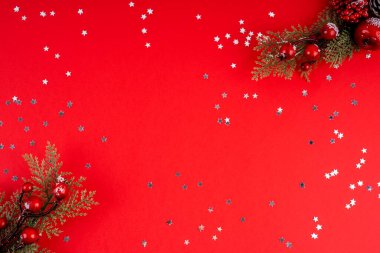 Kırmızı arkaplanda kopya alanı için Noel süslemeleri ve boş alan