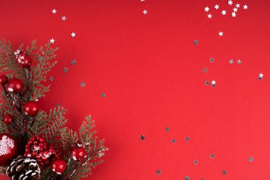 Kırmızı arkaplanda kopya alanı için Noel süslemeleri ve boş alan