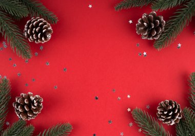 Kırmızı arkaplanda kopya alanı için Noel süslemeleri ve boş alan