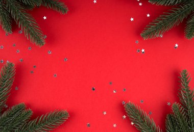 Kırmızı arkaplanda kopya alanı için Noel süslemeleri ve boş alan