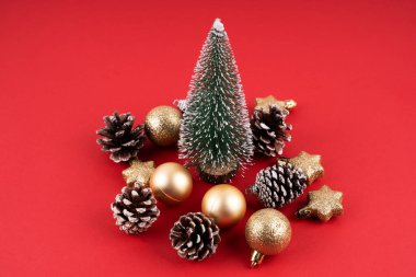 Kırmızı arka planda Noel süsleri. Noel konsepti.