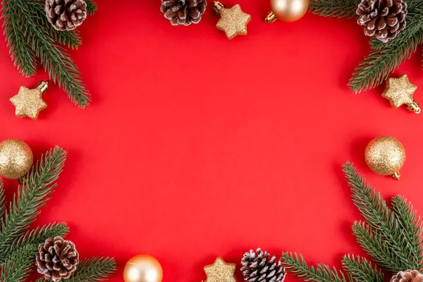 Kırmızı arkaplanda kopya alanı için Noel süslemeleri ve boş alan