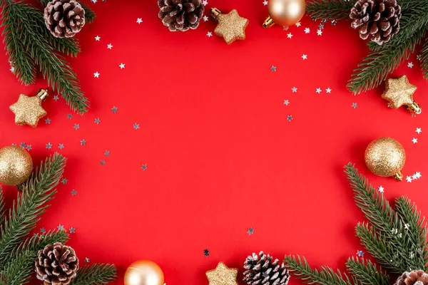 Kırmızı arkaplanda kopya alanı için Noel süslemeleri ve boş alan