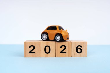 2026 'da tahta bloklarda mini araba modeliyle yazılmış. Yeni yıl planı konsepti