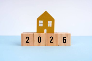2026 'da tahta bloklarda mini araba modeliyle yazılmış. Yeni yıl planı konsepti