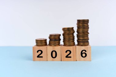 2026 ahşap bloklara bozuk paralarla yazılmış. Yeni yıl planı konsepti