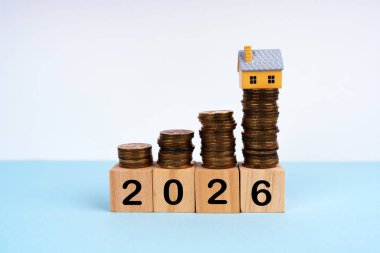 2026 ahşap bloklara bozuk paralarla yazılmış. Yeni yıl planı konsepti
