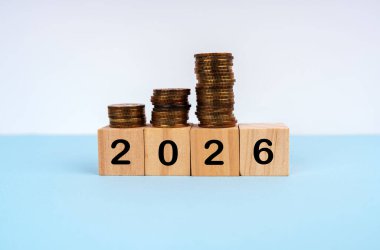 2026 ahşap bloklara bozuk paralarla yazılmış. Yeni yıl planı konsepti