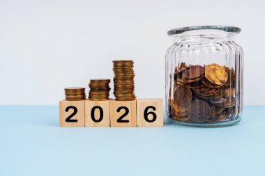 2026 ahşap bloklara bozuk paralarla yazılmış. Yeni yıl planı konsepti