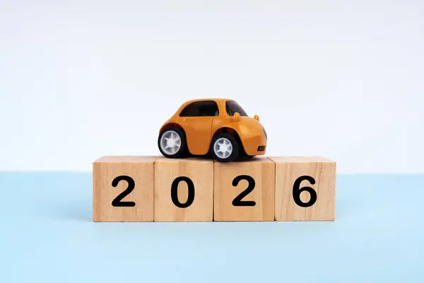 2026 'da tahta bloklarda mini araba modeliyle yazılmış. Yeni yıl planı konsepti