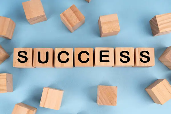 Tahta bloklarda SUCCESS yazıyor. İlham verici bir ifade.