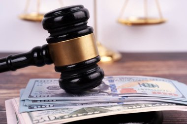 Banka notlarıyla tokmağı kapat. Finansal, hukuk ve adalet kavramı.