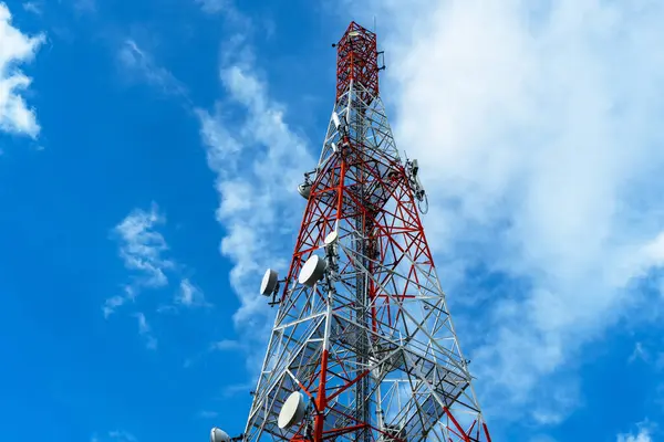 Mavi gökyüzü arka planında radyo, iletişim ve baz istasyonları