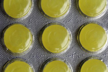 Espoo, Finlandiya - Nisan 2020: Strepsiller - şekersiz limon ve mentollü ilaç tatma, boğaz ağrısı, soğuk algınlığı ve gribe iyi gelir. Bu ilaç acıyı hafifletir ve rahatlatır. Kapatma rengi resmi. 