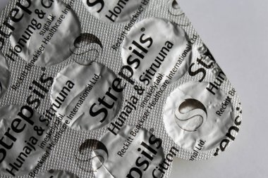 Espoo, Finlandiya - Nisan 2020: Strepsiller - şekersiz limon ve mentollü ilaç tatma, boğaz ağrısı, soğuk algınlığı ve gribe iyi gelir. Bu ilaç acıyı hafifletir ve rahatlatır. Kapatma rengi resmi. 