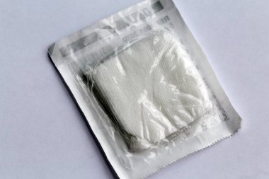 Espoo, Finlandiya - Nisan 2020: Cerrahi operasyonlar ve ilk yardım gibi sağlık hizmetlerinde korunma ve yaralara bakımı için kullanılan gazlı bez paketleri. Steril hijyen paketi. Kapatma rengi resmi.