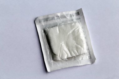 Espoo, Finlandiya - Nisan 2020: Cerrahi operasyonlar ve ilk yardım gibi sağlık hizmetlerinde korunma ve yaralara bakımı için kullanılan gazlı bez paketleri. Steril hijyen paketi. Kapatma rengi resmi.