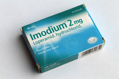Espoo, Finlandiya - Nisan 2020: Imodium 2 mg, loperamide hapları, paket. İshal önleyici ilaçlar pek çok ülkede bulunabilir. Kapatma rengi resmi.