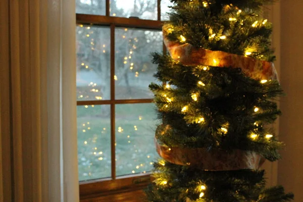 크리스마스 트리는 조명으로 배경에 — 스톡 사진
