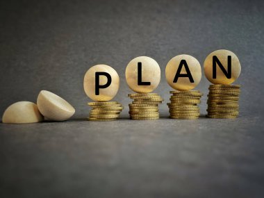 Ahşap çember arkaplanındaki plan metni. İş stratejisi, çözüm, analiz, çözümler, pazarlama ve soyut kavramlar için.