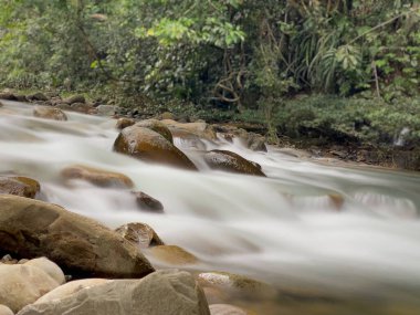 Nehir hızlı akış arkaplanı uzun pozlama.